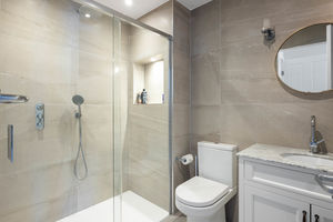 En-suite shower room- click for photo gallery